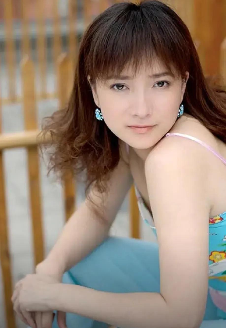 何晴的美，难怪有一种与众不同的韵味。原来，她的母亲是湘西苗族人；何晴14岁