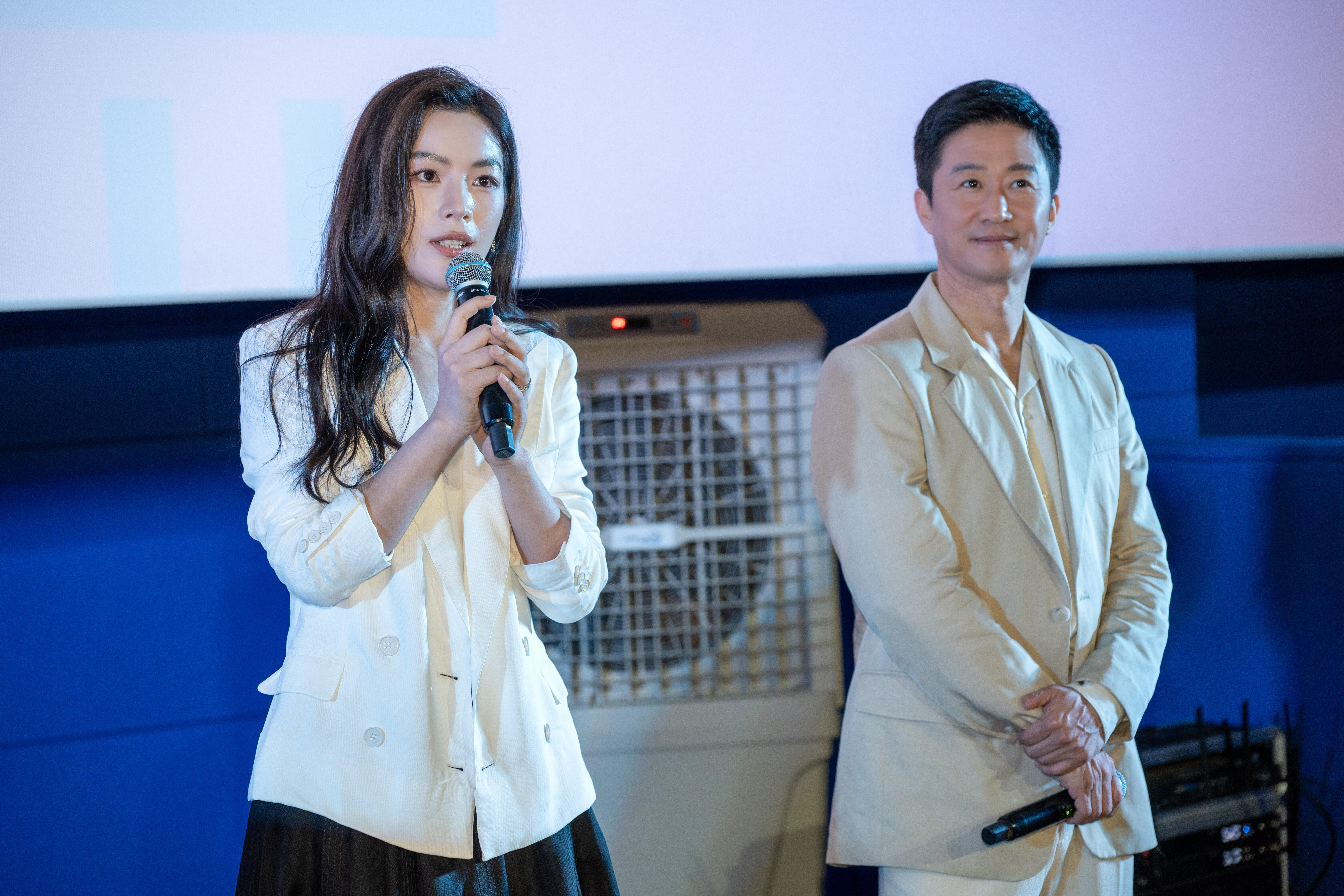 摄影师又发陈丽君了，夸个不停。近距离拍摄，美丽大方亲切，感觉会发光。
