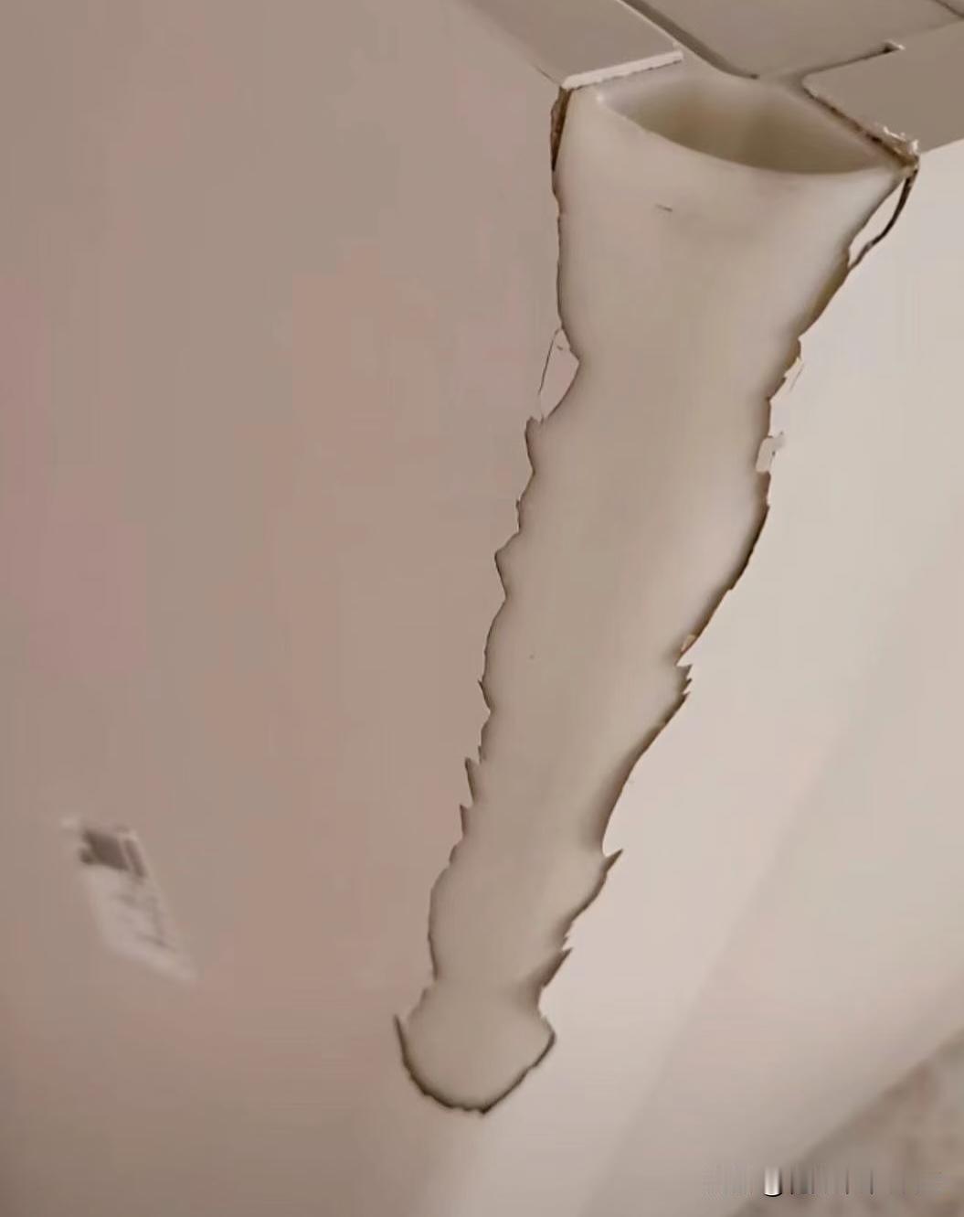 面漆圆弧不良商家的作品这就是市面上所谓说的免漆弧形也做的跟烤漆差不多，是差不多