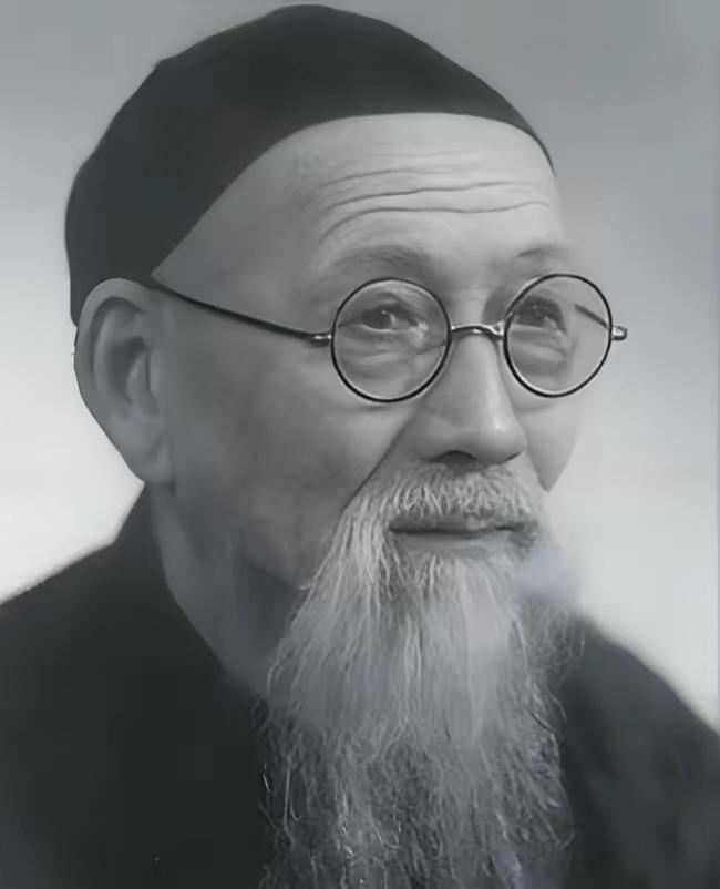 1931年5月的杭州，西湖边柳浪闻莺，游人如织。宋美龄陪着母亲倪桂珍在杭州逛了六