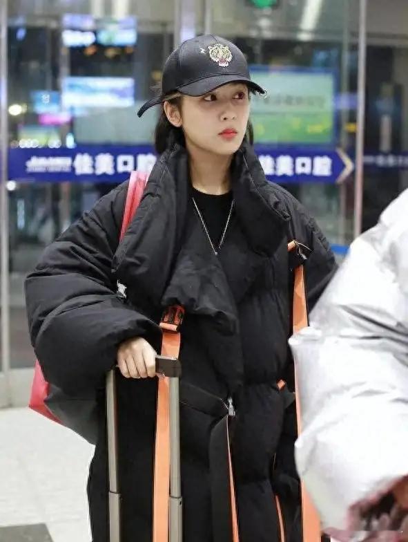 看了杨紫的穿搭，我悟了：羽绒服不配半身裙、高跟鞋，才更时髦