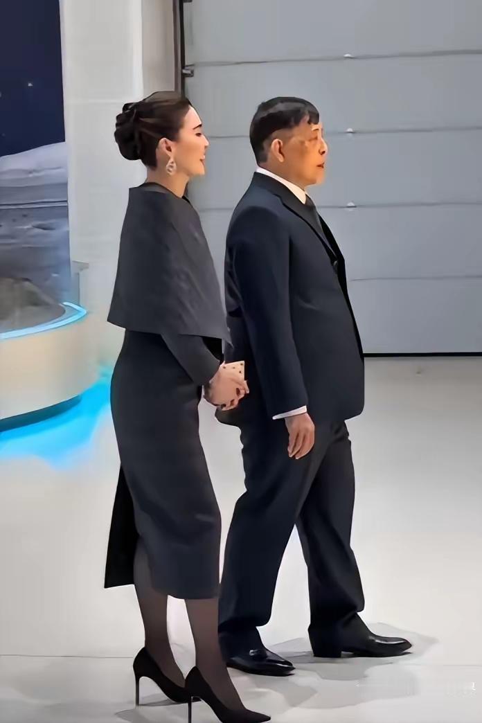 泰国王后苏提达的访华从汕头祭祖到北京活动，10公分细高跟踩遍全场，亮眼耳坠全程在