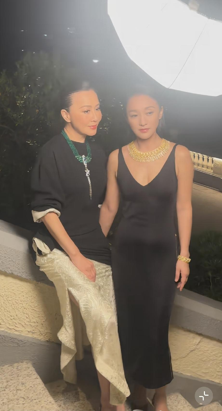 6月3日，香港香奈儿活动上，刘嘉玲与周迅同框，刘嘉玲的脸型能看出来比周迅大一点，