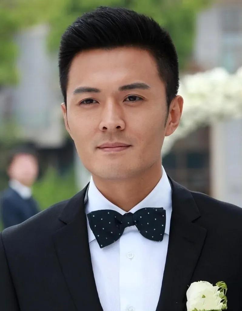 与高圆圆分手后，于谨维曾深陷低谷。他未沉溺于悲伤，而是将全部精力投入工作，辗转各