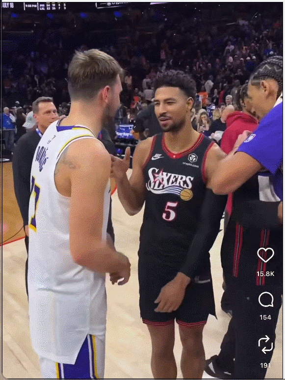 独行侠球迷看着这一幕，略有些扎心！湖人和76人比赛结束后，前独行侠球员东契奇