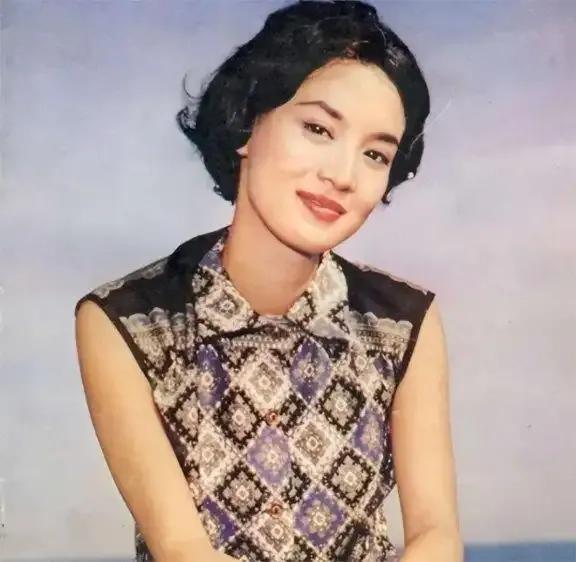 2008年，香港作家亦舒和侄子倪震发起一场骂战。亦舒远居加拿大，四十多岁时接受人