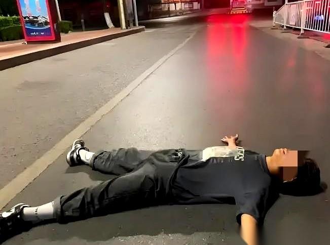 辽宁鞍山这大哥，跟单位请了个假，人没了。第二天，人被发现冻死在了路边，死因是喝