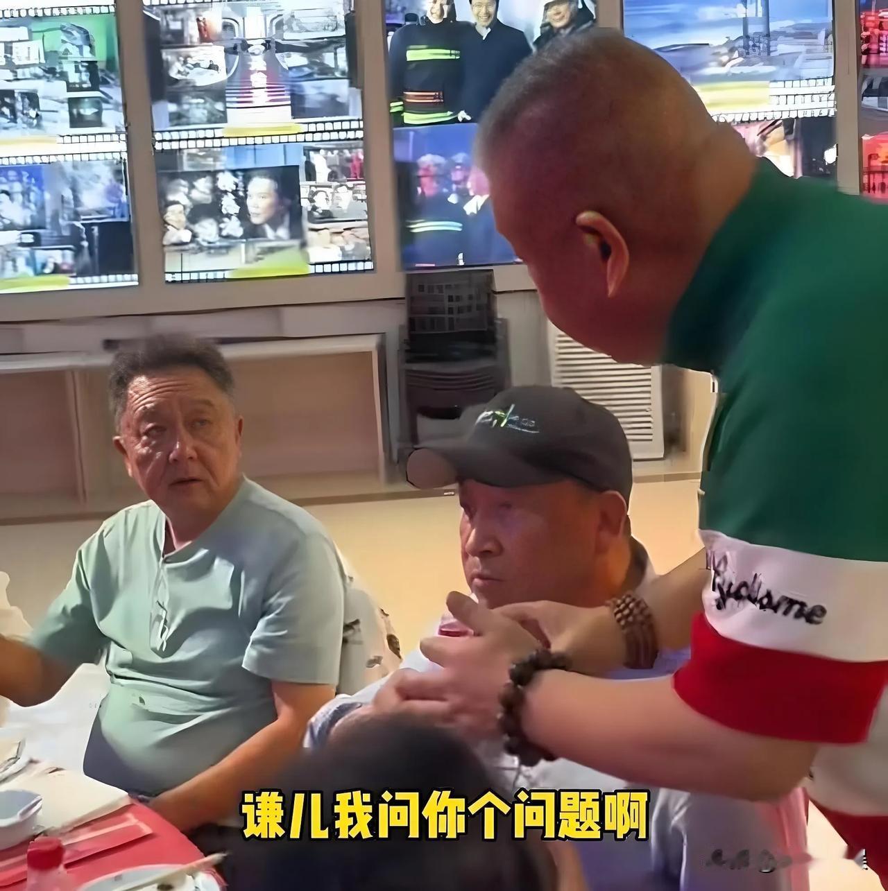 75岁的姜昆带着老婆聚餐，他发福不少，脸肿发腮，身材臃肿，肚腩有点大，感觉他离开
