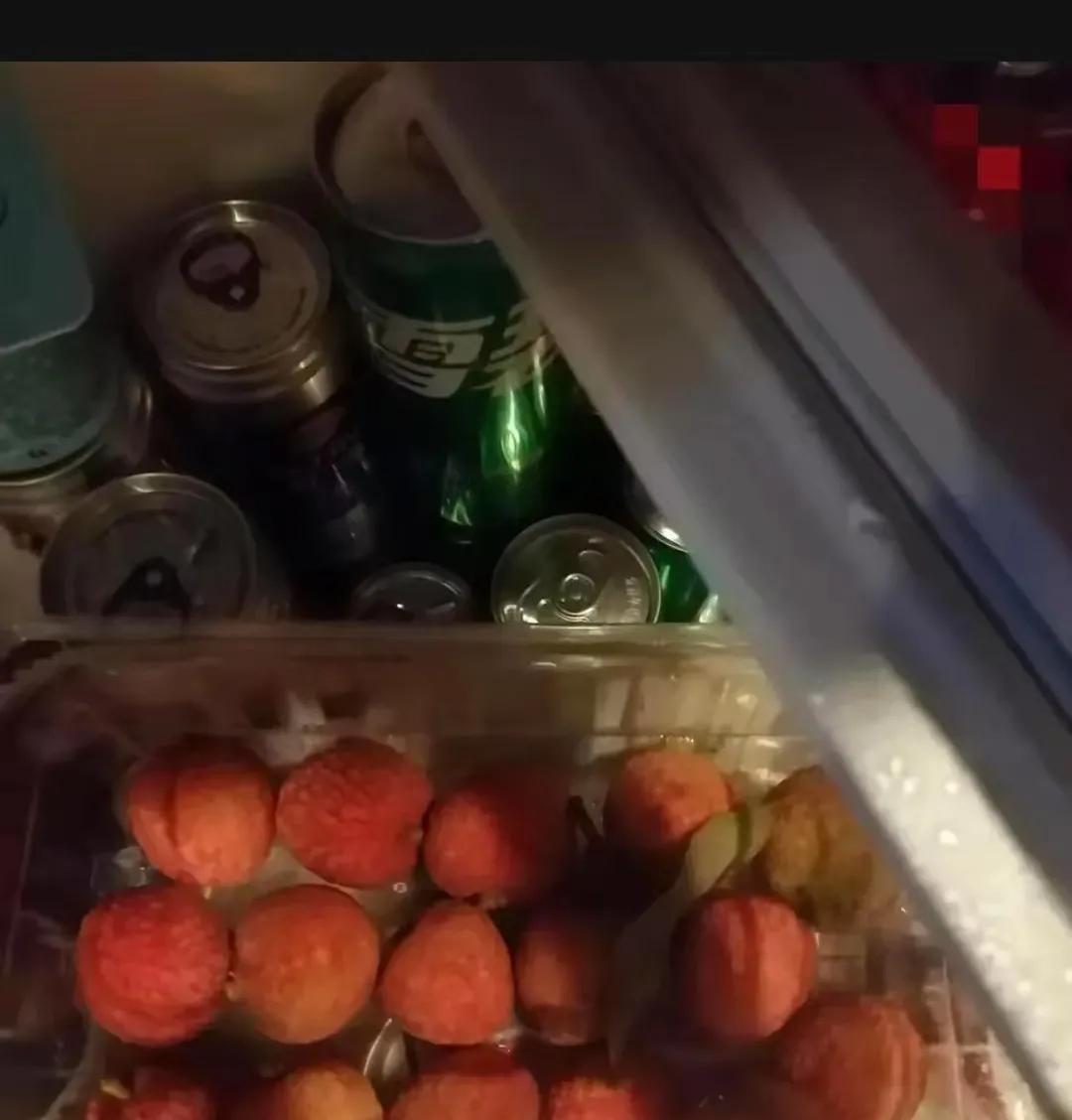 "荔枝不能直接放冰箱！"今早被室友的提醒惊到了。我还梗着脖子跟人犟："不放冰箱能
