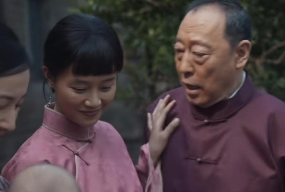 银子和宁学祥儿子办满月酒当天，宁可金去参军抗日去了。银子的爹娘也来了，最初宁学