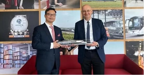 怕被中国卡脖子又嫌日德要价太狠！越南豪掷670亿推1541公里高铁，想哄着多国内