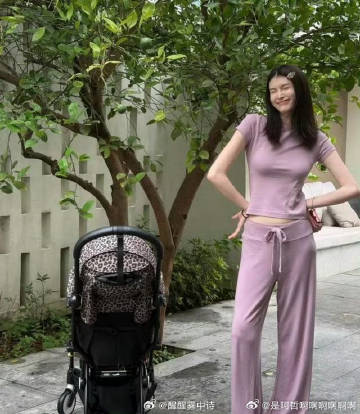 超模何穗嫁了香港顶流明星，36岁生下儿子，现在出门都随身跟着两个保姆。
