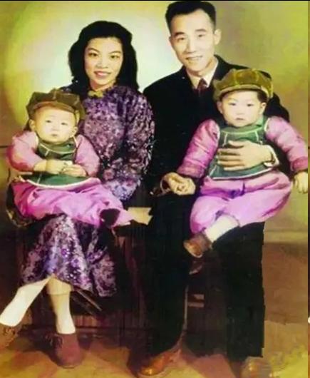 都说侯军比侯震大，所以侯耀华才说侯震不是长子长孙，但是他也不认为侯耀中是长子，这