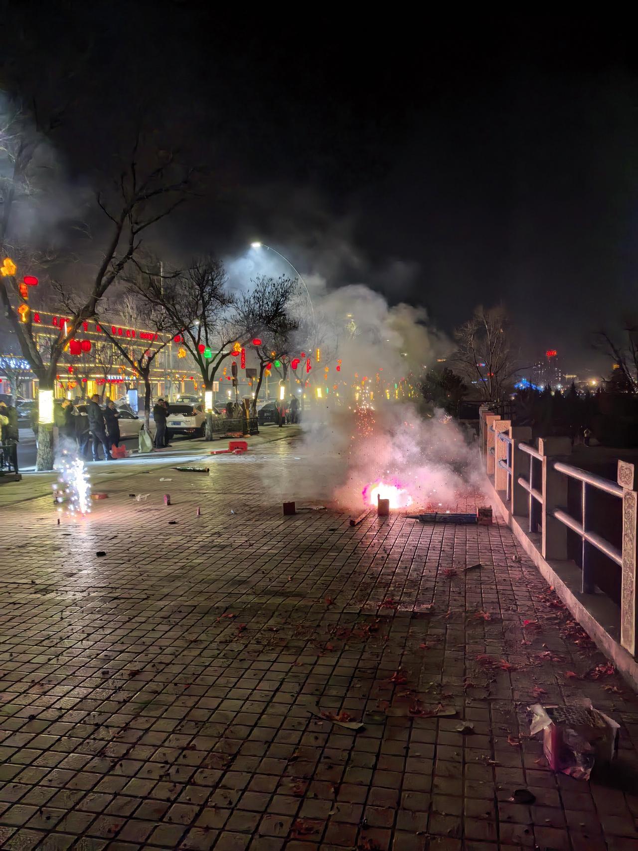 好几年没在山西老家过年了，山西人对放鞭炮有很大的执着，但从今年大年三十到初一放鞭