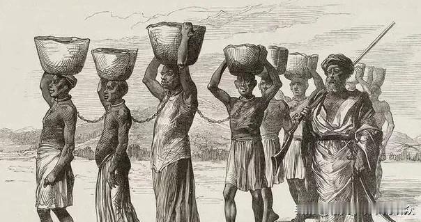 黑奴贸易里，奴隶贩子把黑人扒得精光、让男女挤在一起，表面看是省钱省事，实际上是一