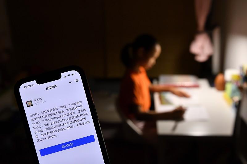 以前学校统一订教辅，家长说老师吃回扣，举报；后来让家长自己去买，又说老师跟书店有
