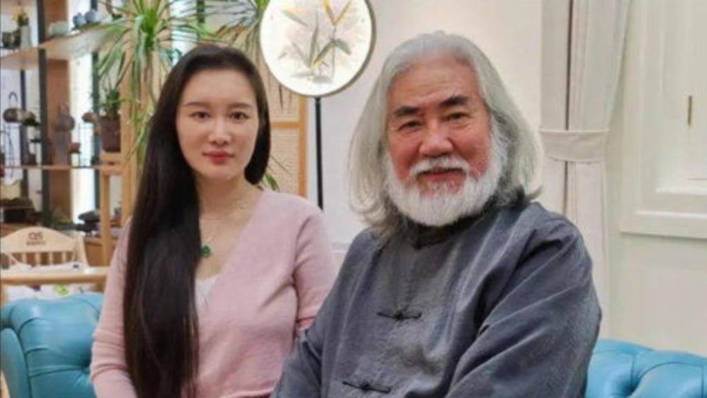 你知道吗？44岁的杜星霖在直播中官宣自己正在备孕第五胎，75岁的丈夫张纪中在一旁