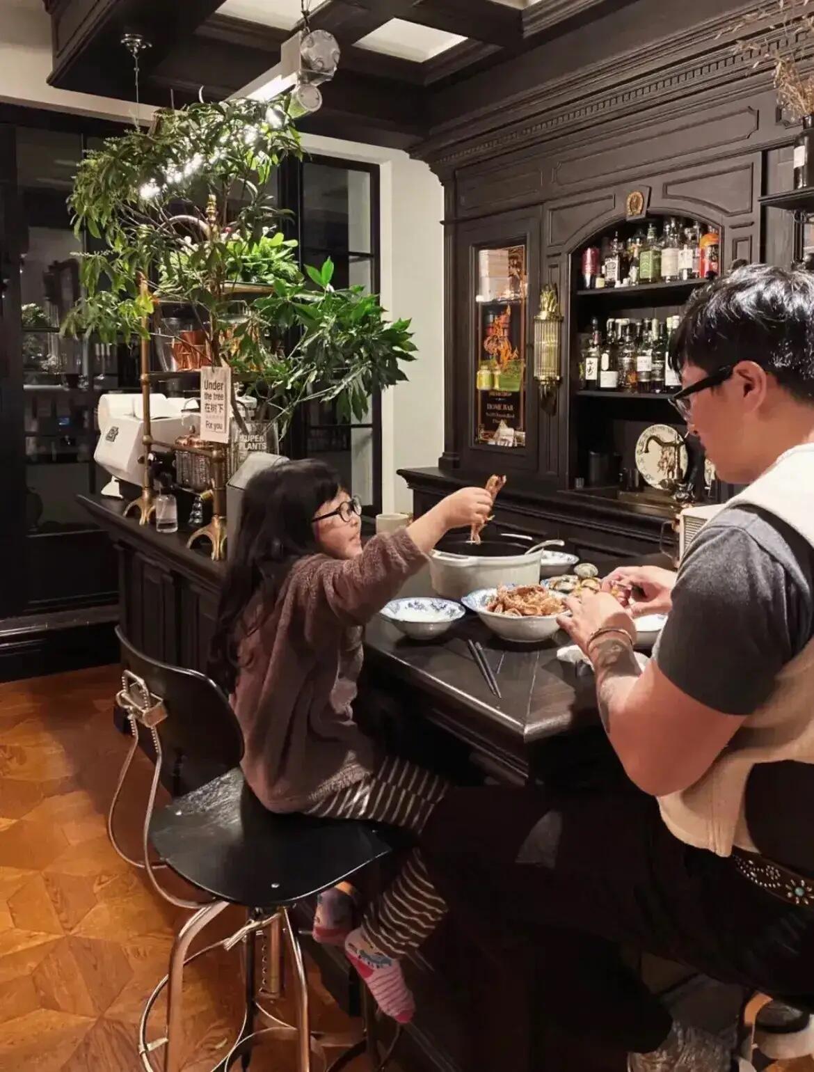 上海，一对夫妻的家意外走红，房子位于市中心148㎡，黑色法式极繁风，一家三口居住