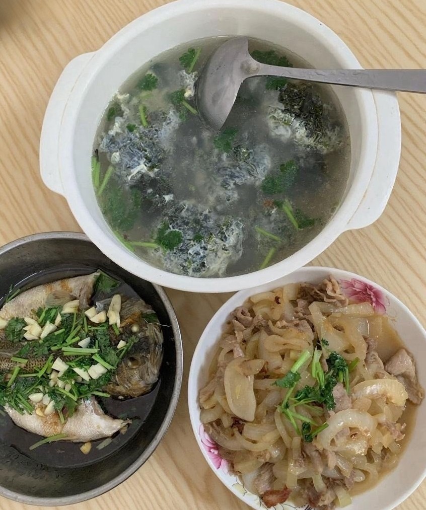 今天是个手忙脚乱的日子，开学第一天，早上忙得跟打仗一样。吃完早餐紧紧张张，