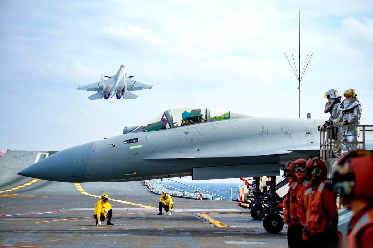 山东舰的甲板上，一出换代大戏，就这么悄无声息地开场了。一架歼-15战机呼啸着冲