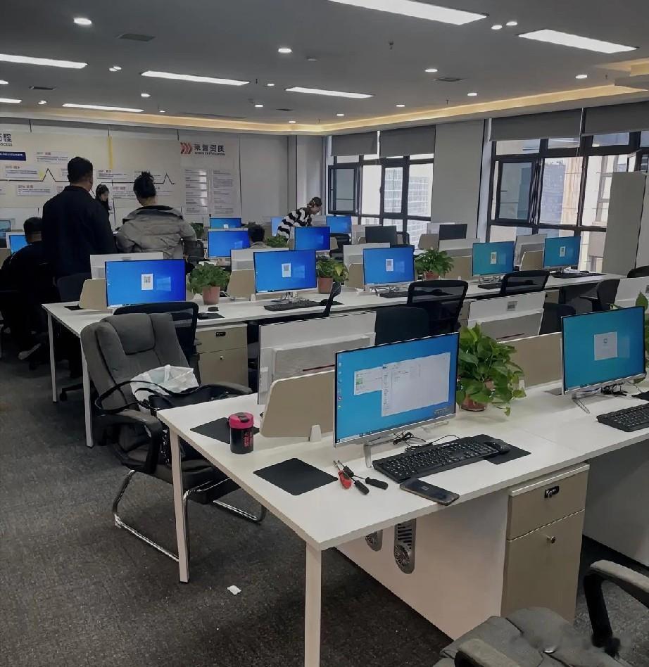 技术部老哥给我们吐槽了他们经理：他们部门6个人前几天去四川出差，当地分公司负责人