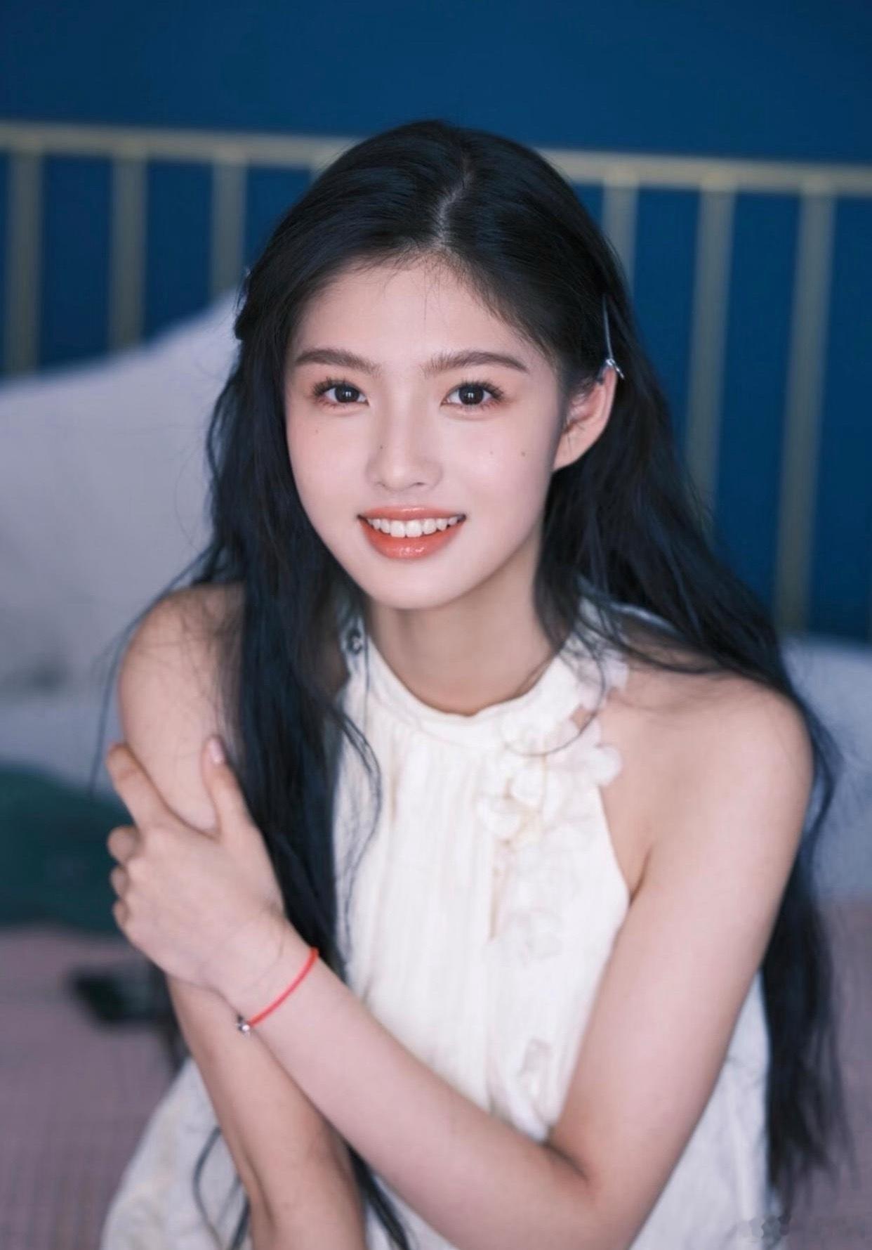 1.艾米早前和耳环姐互为竞争关系，经常遭遇资源被对方截胡。娱乐圈的回旋镖来得很