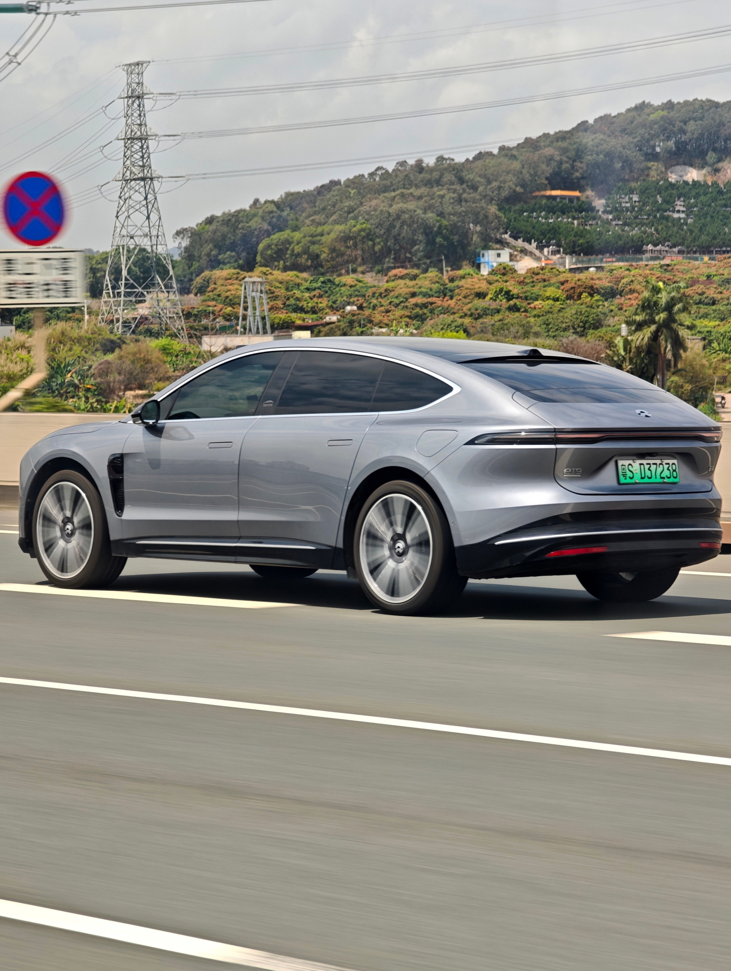 蔚来ET9走在路上，有一种巨物感，很大程度上来自夸张的车身高度ET9车身体量感带