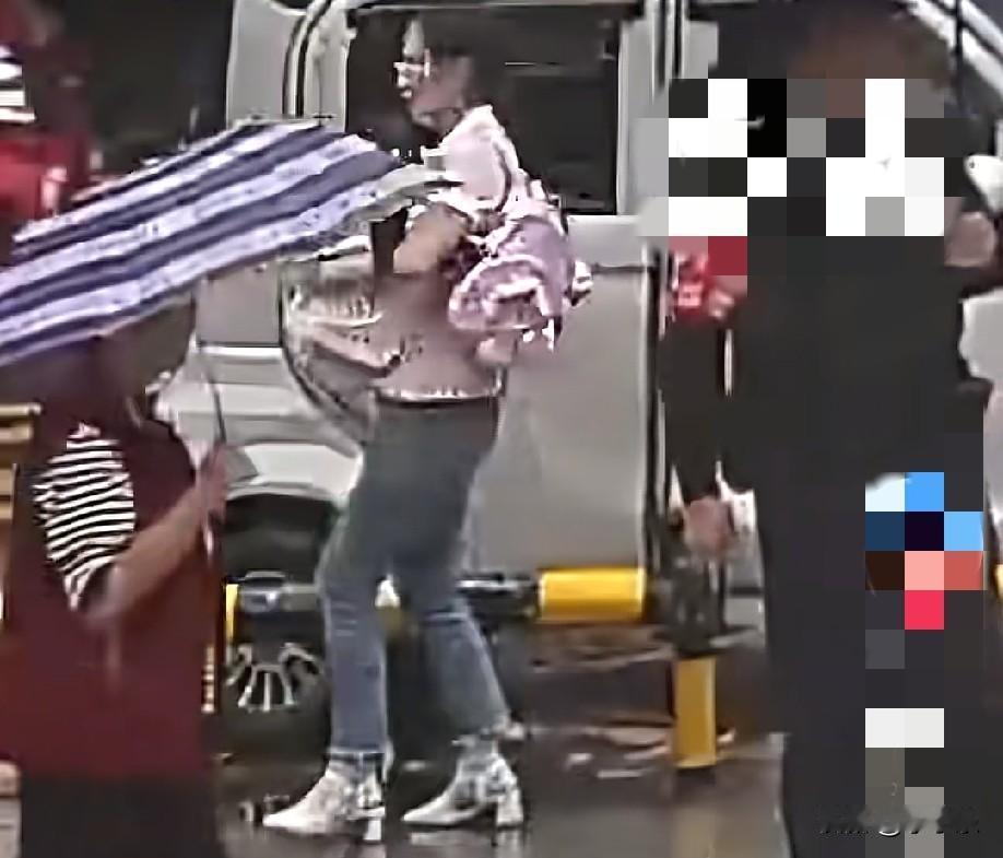 9月21日，重庆开州，一名特警在幼儿园门口值勤时，发现一位抱着孩子的妈妈没撑伞，