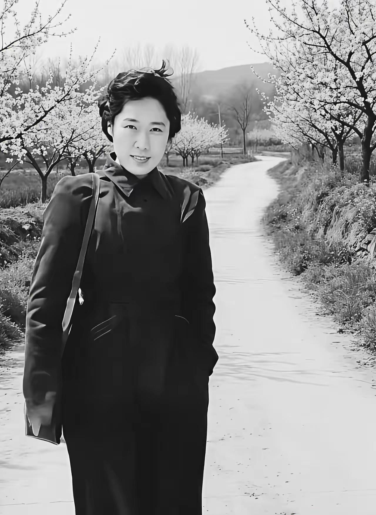 如果女人都能活到像王光美一样优秀该多好！她气质优雅，五官端正，她头发后梳，好看