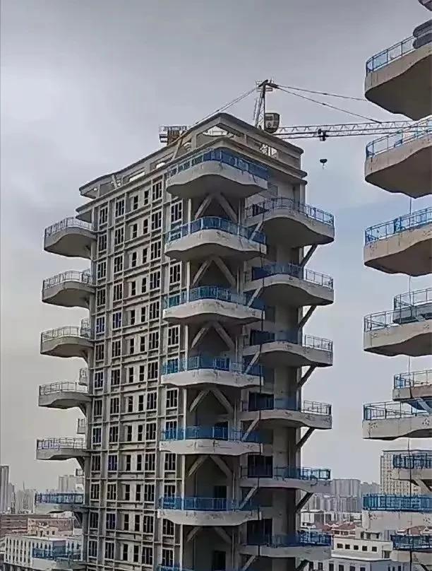 第四代住宅已经暂停了，多个城市，包括一线城市，都停止了第四代住宅开发。三线城市还