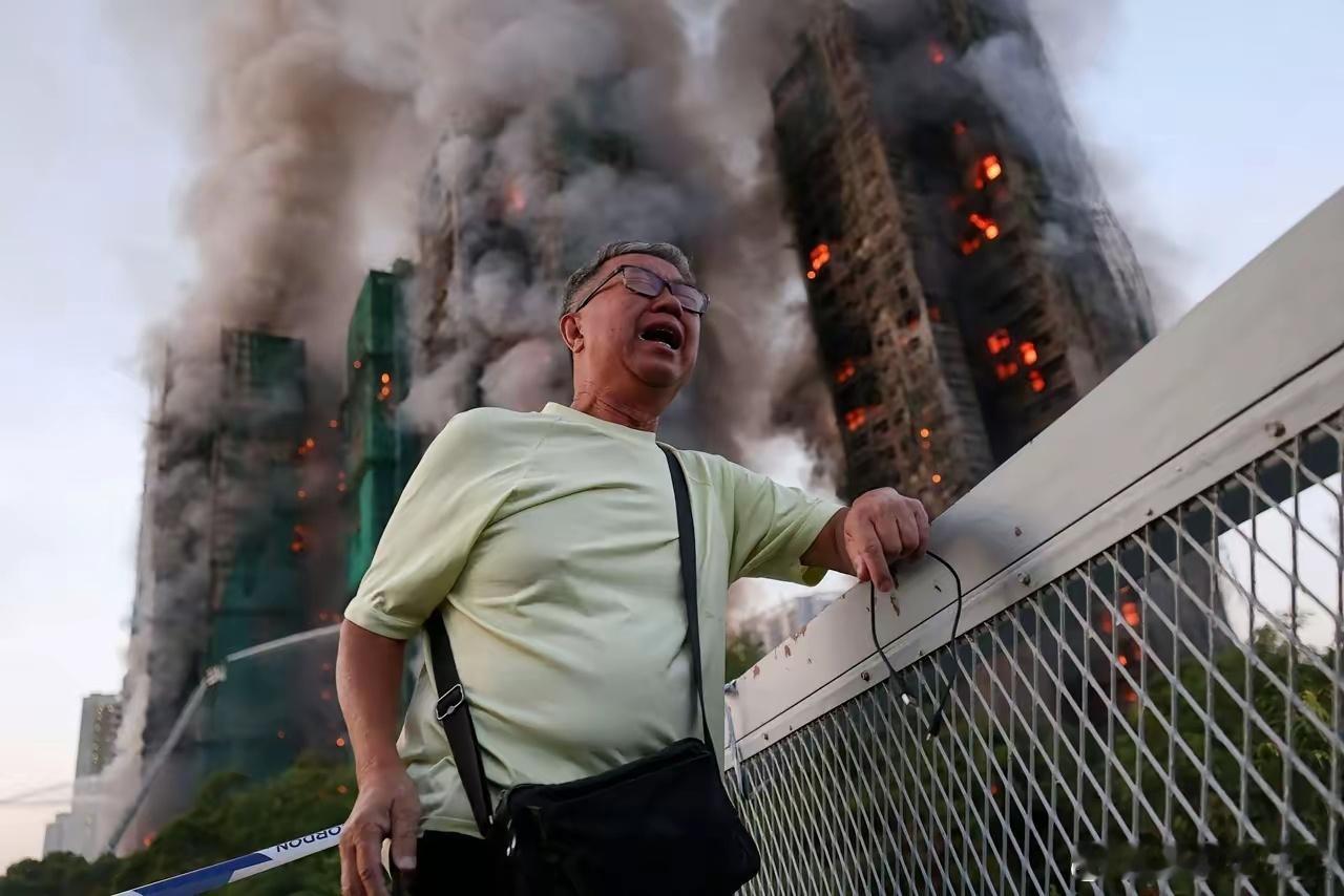 香港大火目前看到最绝望的一张照片之一！这可能就是镜头的语言吧，能传递出来非常多的