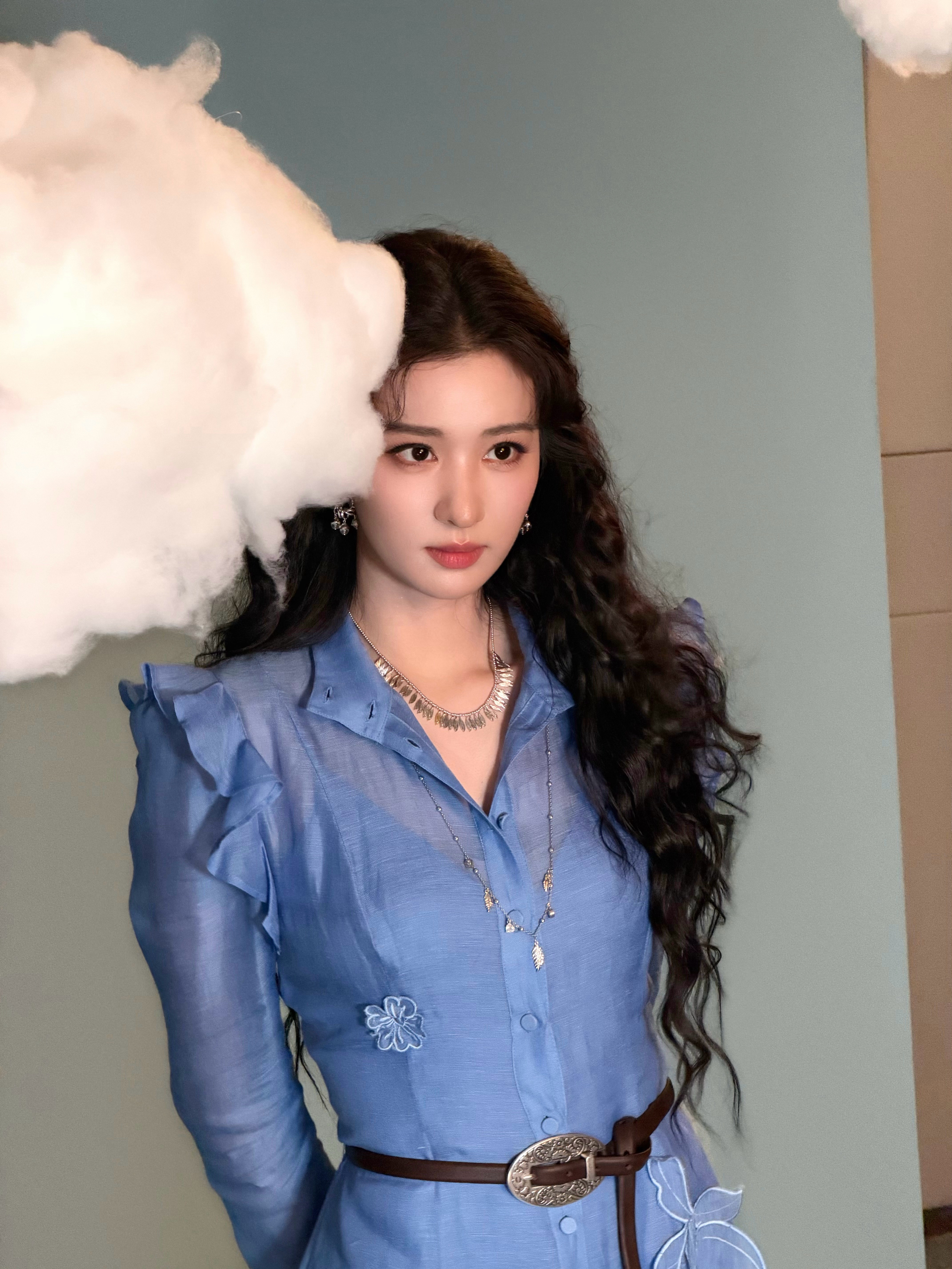 王楚然川西氧气美人王楚然安慕希活动出图💙蓝色蔓延，奔赴惬意时光