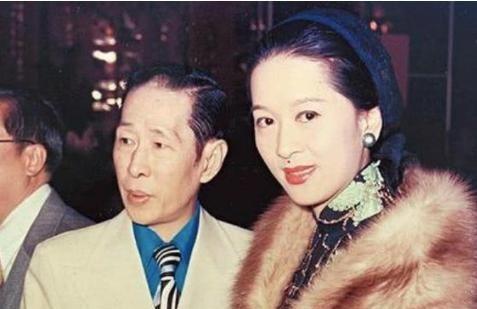 1997年，家财万贯的邓永祥在临终前要求儿子邓兆尊：“你以后一定要做一个败家子
