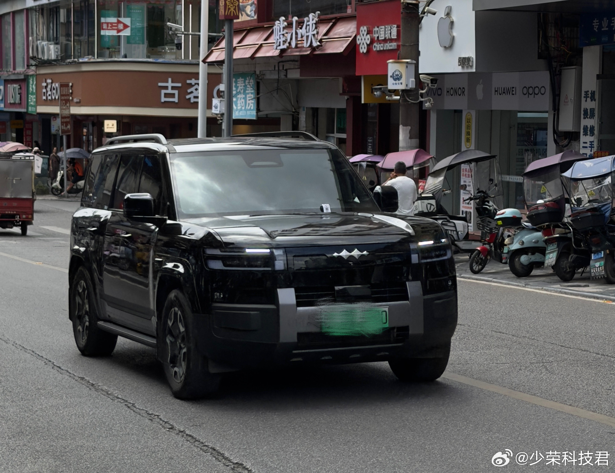 又遇到一辆黑色方程豹钛7，远远看过去挺霸气的，在小县城都能经常遇到钛3、钛7和豹