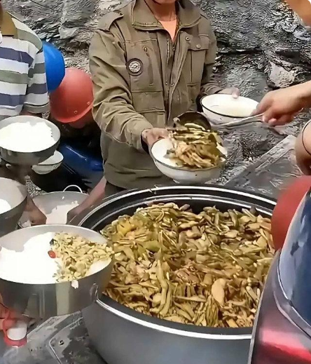 工地民工伙食PK单位食堂伙食