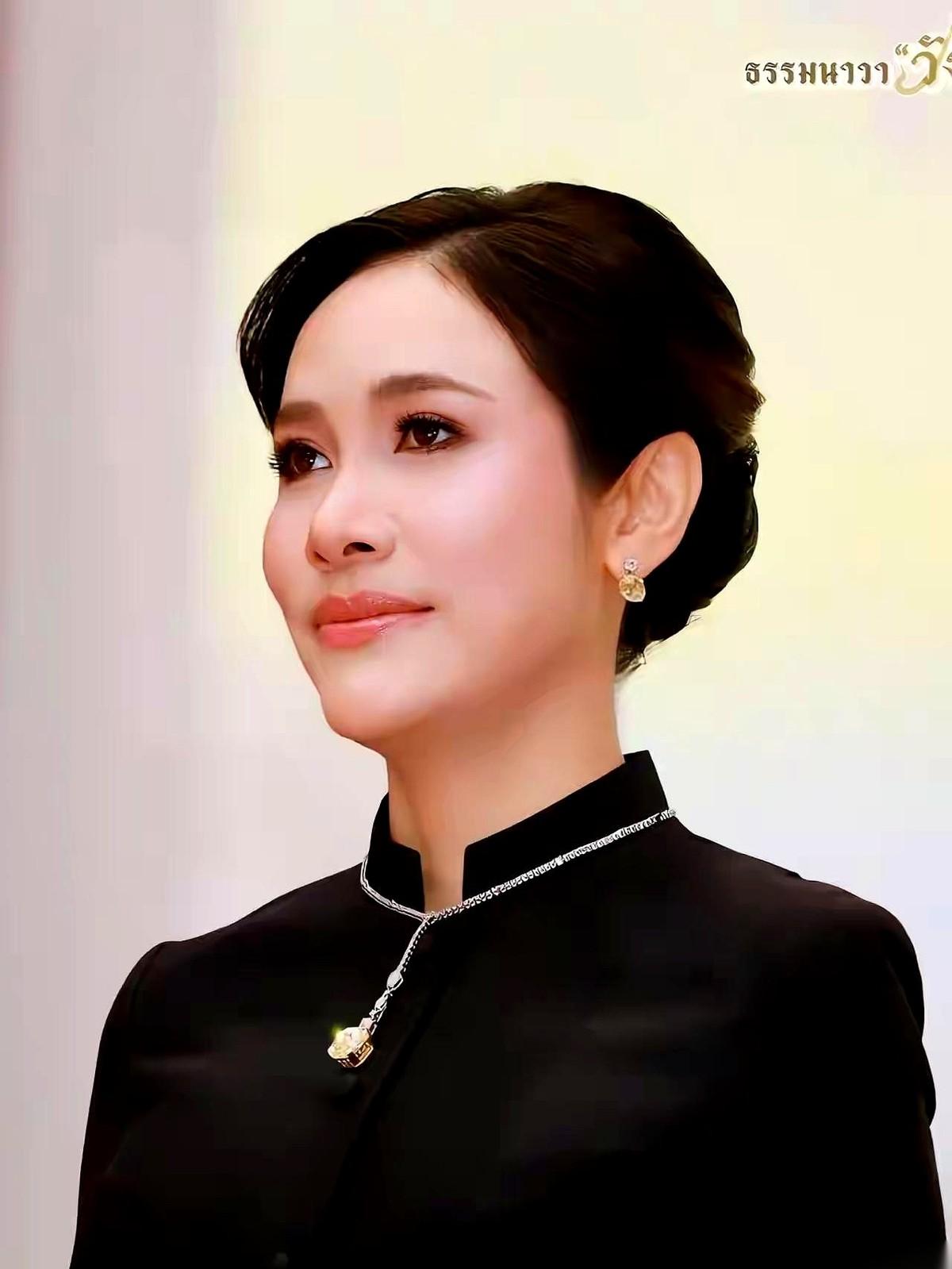 那个女人，她又杀回来了。一出手就是国际大场面，C位站得稳稳当当，不知道的还以为