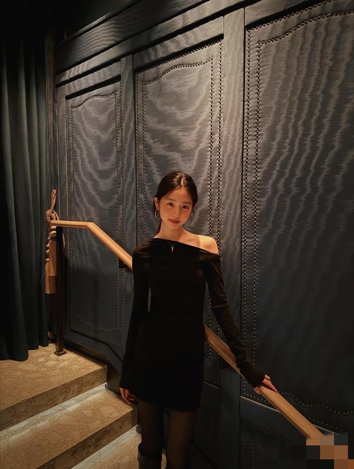 黄多多打扮这么成熟，一点都不像是20岁的小女孩！2月8日，黄磊的大女儿黄多多