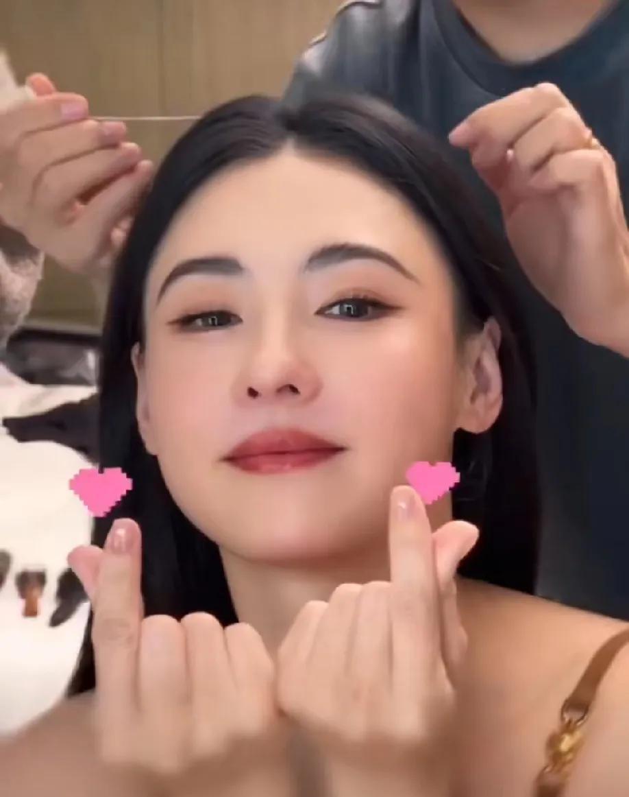 张柏芝大儿子谢振轩18岁了，张柏芝一身粉嫩打扮带两个儿子餐厅庆生，三人坐车来到餐