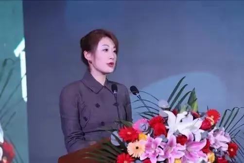 为什么所谓的娃哈哈内部老员工对宗馥莉家里情况这么清楚，连她家冰箱有摄像头都知道，