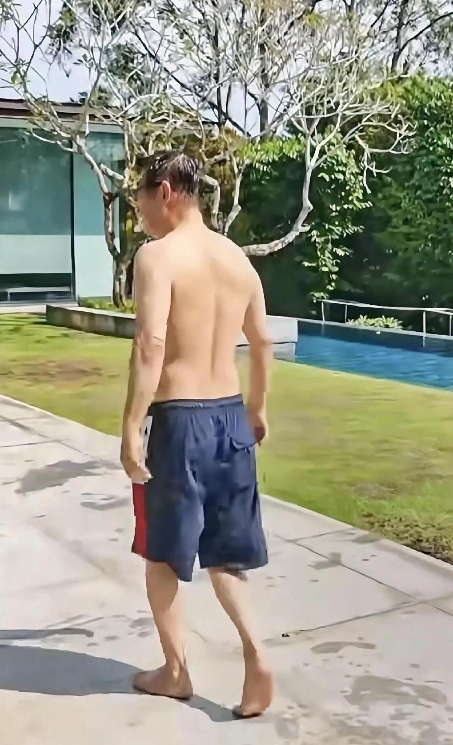 62岁李连杰豪宅游泳，脱光上衣自证清白​​​