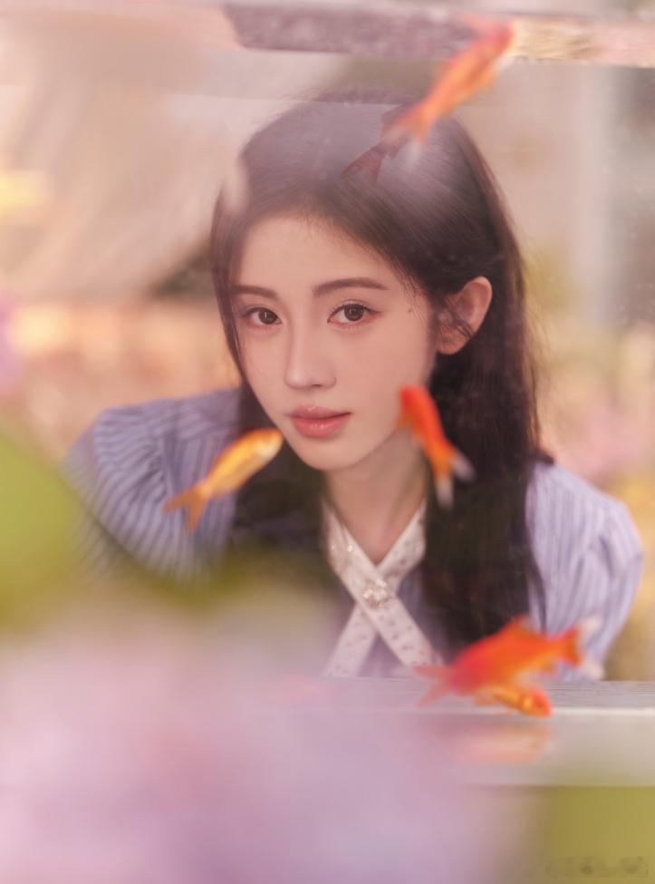 超级巅峰之夜官宣鞠婧祎她为舞台而生，舞台因她而璀璨，有鞠婧祎在，就有舞台的“定