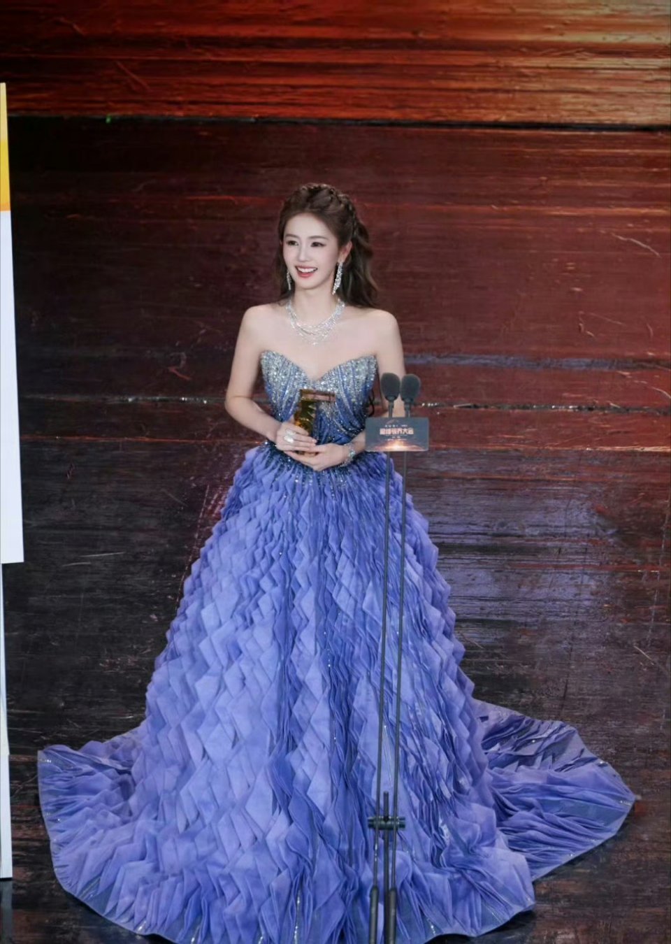 白鹿今晚视界大会的第二套礼服颁奖图来了，今晚的白鹿真的很特别啊，明艳动人、美丽大