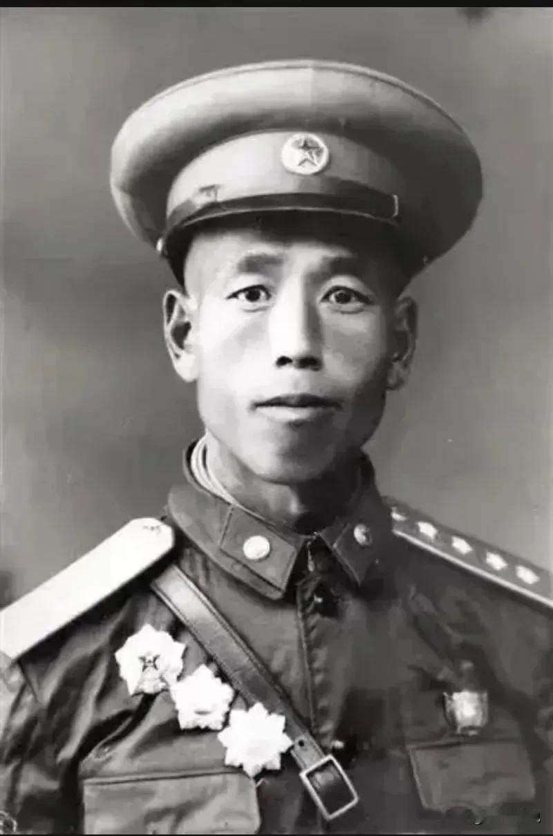 大家仔细看，照片中这名眼神坚毅的开国大尉名叫谭德本，他1918年出生于四川省南充