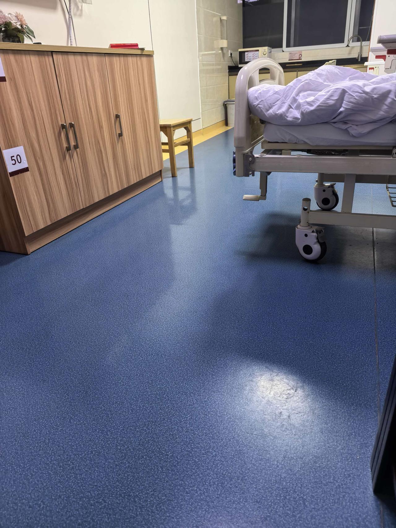 又要守夜了，为了老爸的健康。时隔近4个月，老爸今晚又住院了:起因是血压低，脉搏