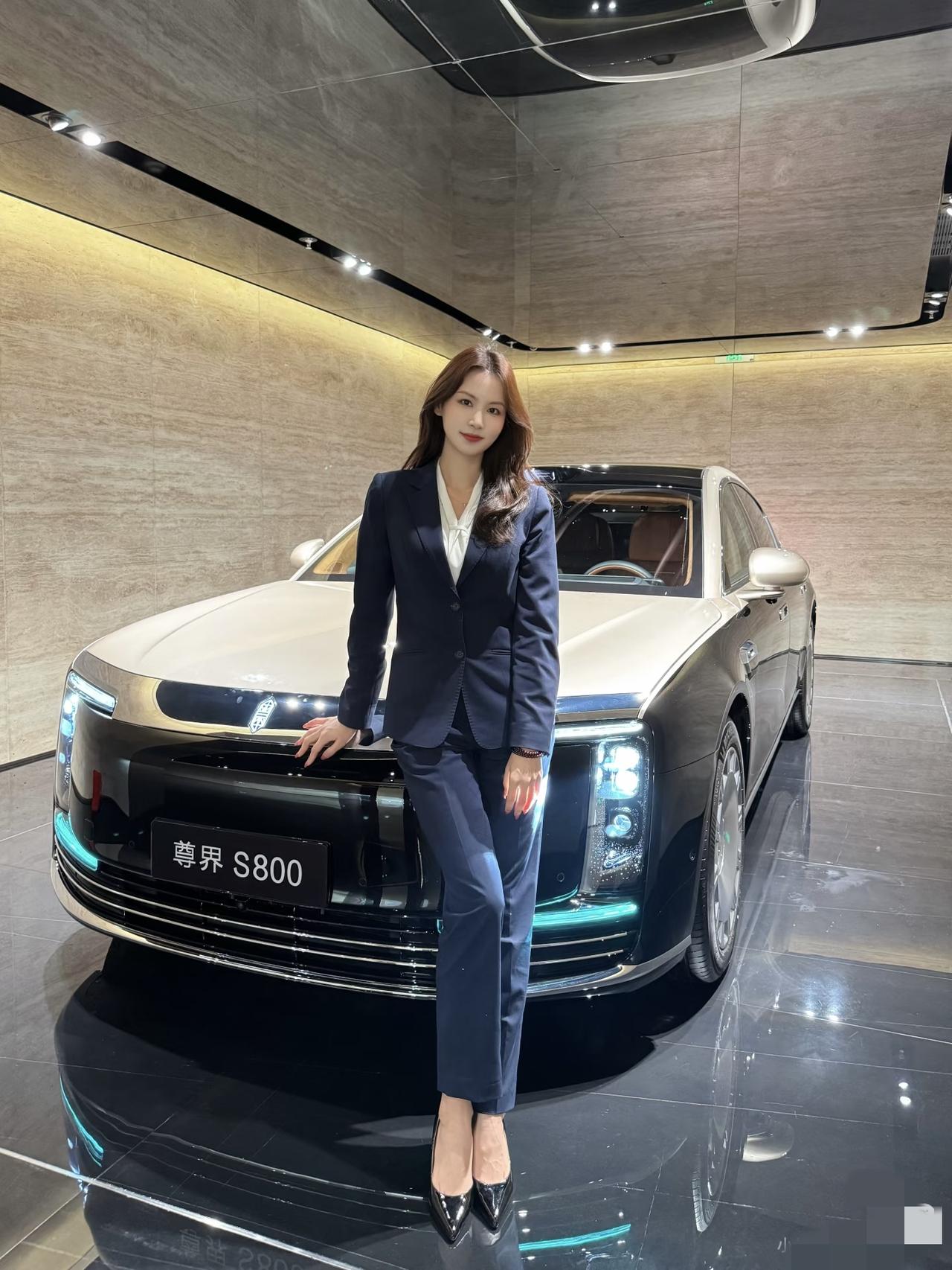 尊界S80011月销量2205辆，尊界S80012月销量4223辆，尊界