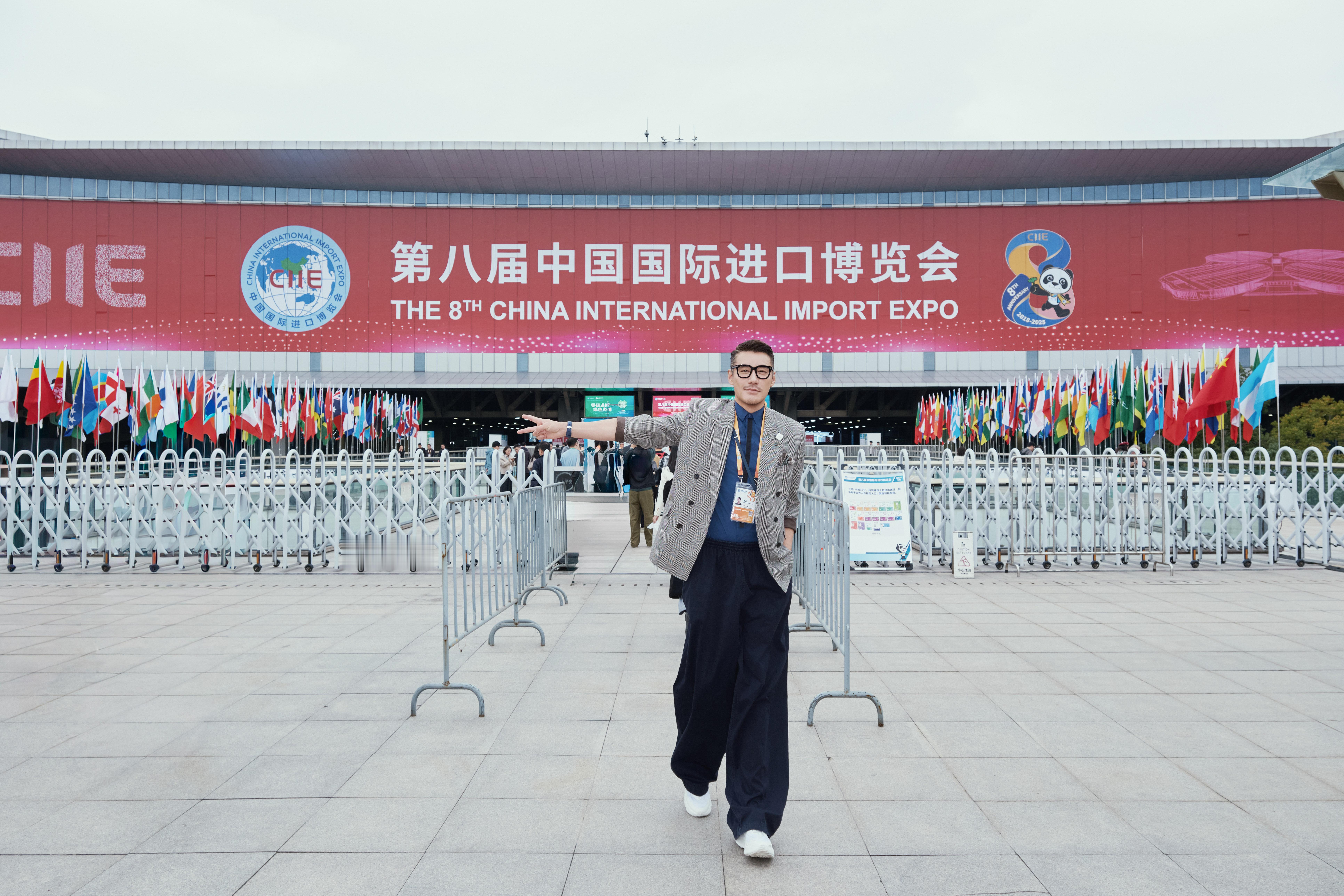 胡兵去看展都像走秀胡兵的看展日常：把展厅当T台，把路人当观众，把镜头当机位。这