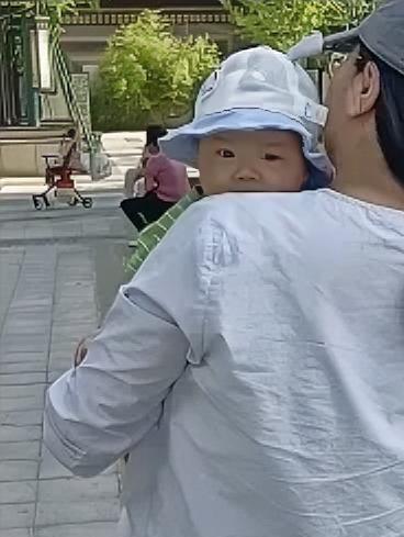 蹊跷了！年轻媳妇抱着几个月大的孩子，大家看孩子胖乎乎的小脸，特别可爱，都想伸手