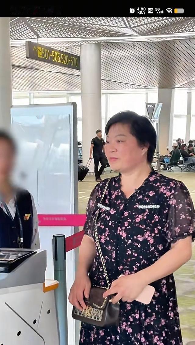 胖阿姨坐飞机又差点误机，全员过安检了她才百米冲刺赶过来，卡点登机。这已经不是她第