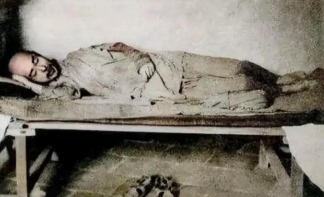 弘一法师晚年，四肢浮肿溃烂，拒绝服药，直面死亡。临终前，他将弟子叫到身边，再三叮