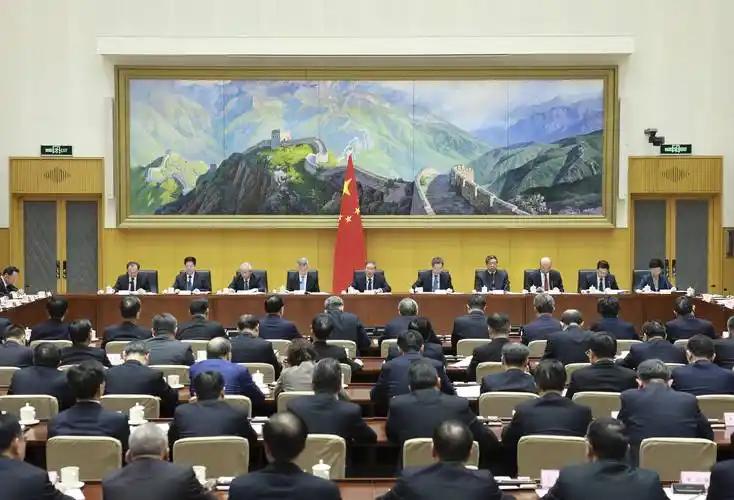 昨晚高层开会，罕见把“内卷”俩字写进了通报！要综合整治“内卷式”竞争。这信号太强